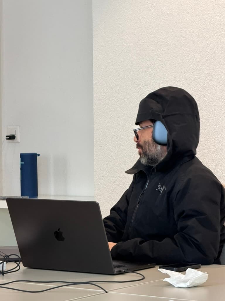 Claudio im neuen Büro